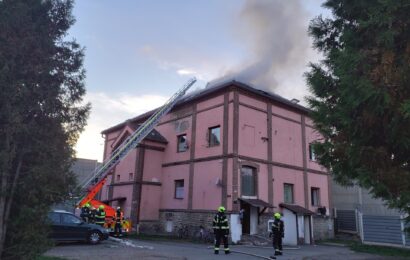 Požár bytu ve Vysokém Mýtě: Na místě zasahují čtyři jednotky hasičů