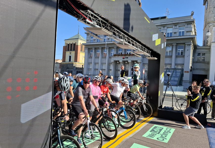VIDEO: L’Etape je odstartována. Cyklisté vyrážejí z centra Pardubic