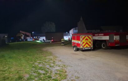 VIDEO: Ve Rváčově hořela hala s tisíci kusy drůbeže. Hasiči pomáhají s jejich přesunem