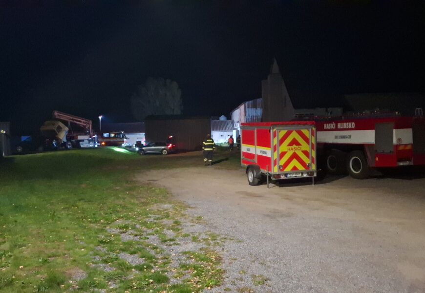 VIDEO: Ve Rváčově hořela hala s tisíci kusy drůbeže. Hasiči pomáhají s jejich přesunem VIDEO: Ve Rváčově hořela hala s tisíci kusy drůbeže. Hasiči pomáhají s jejich přesunem