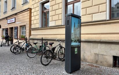 Pardubice mají nový defibrilátor před radnicí. V krizové situaci může zachránit život Pardubice mají nový defibrilátor před radnicí. V krizové situaci může zachránit život