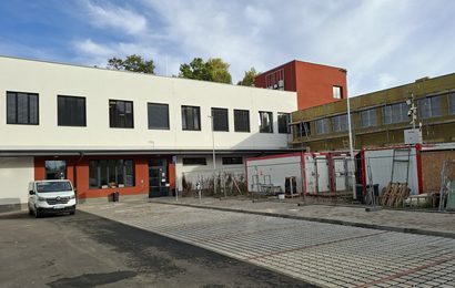 Proměna areálu Do Nového. Žáci už testují špičkové laboratoře a novou jídelnu