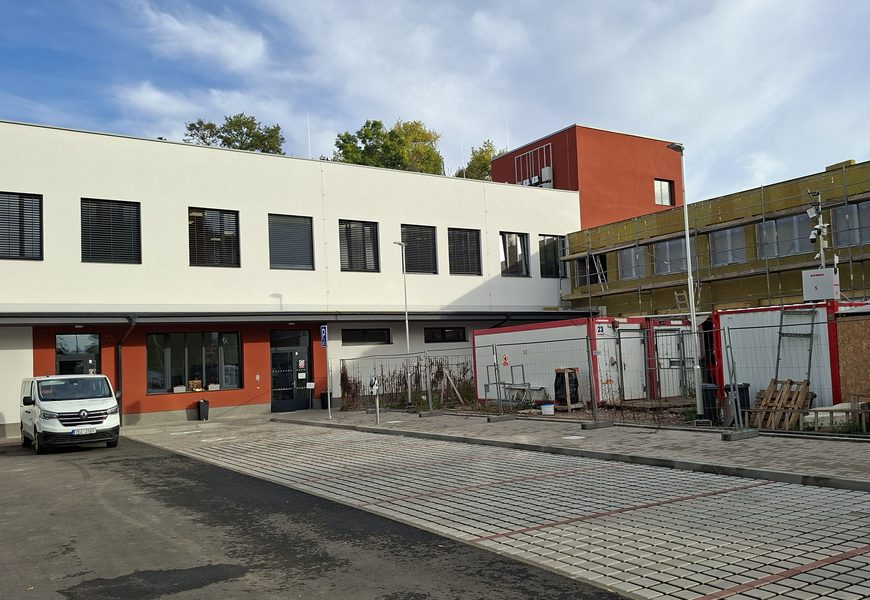 Proměna areálu Do Nového. Žáci už testují špičkové laboratoře a novou jídelnu