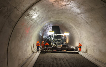 Stavba tunelu Homole na dálnici D35 pokročila. Dělníci už pokládají vozovku v obou tubusech