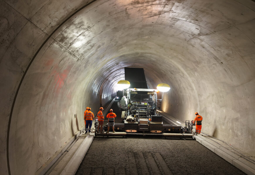 Stavba tunelu Homole na dálnici D35 pokročila. Dělníci už pokládají vozovku v obou tubusech