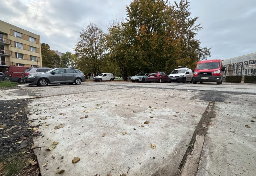 VIDEO: Knihovnu vystřídala auta. Chrudim vyřešila parkování v Topolské ulici VIDEO: Knihovnu vystřídala auta. Chrudim vyřešila parkování v Topolské ulici