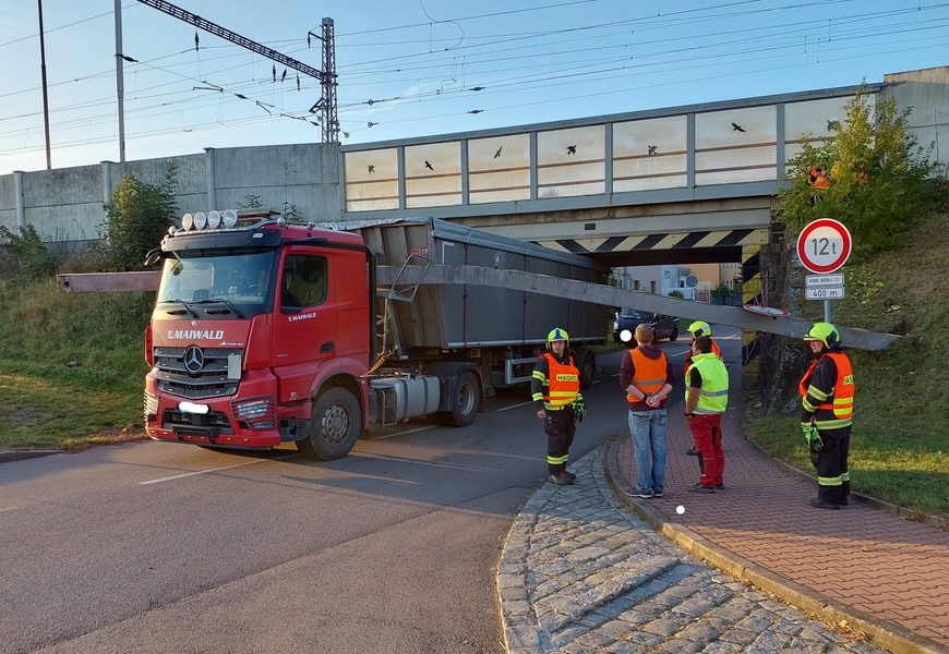 Kamion se zaklínil pod viaduktem v Kostěnicích. Silnice je neprůjezdná, vlaky ale jezdí Kamion se zaklínil pod viaduktem v Kostěnicích. Silnice je neprůjezdná, vlaky ale jezdí